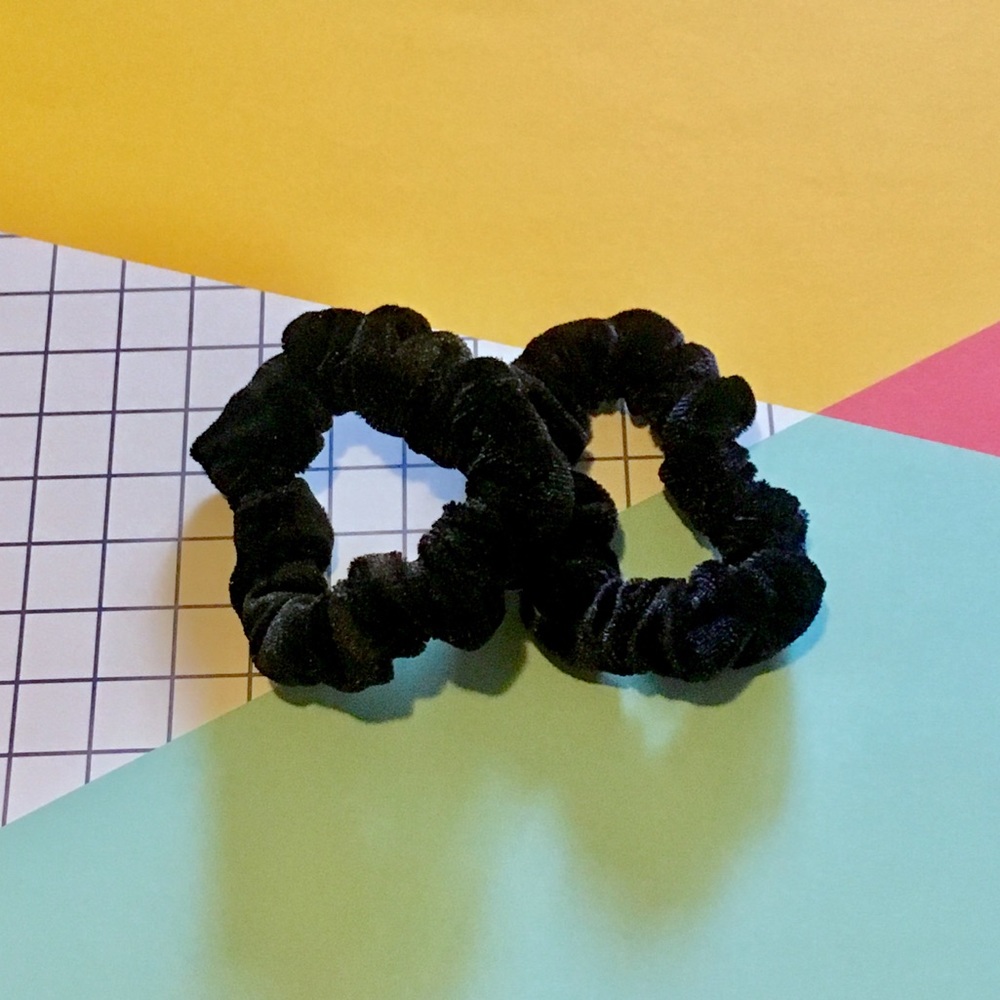 2-pack Velvet Scrunchies - Black and Navy Blue